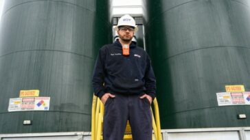 Nick Staffieri se encuentra frente a las torres de agua en uno de los pozos de gas natural de EQT en el condado de Washington, Pensilvania.