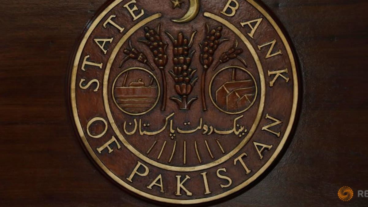 Se espera que el banco central de Pakistán mantenga las tasas el lunes antes del acuerdo con el FMI, según una encuesta de Reuters