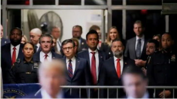 El presidente Mike Johnson y otros republicanos visitan al expresidente Donald Trump durante su silencio sobre el juicio penal de una estrella porno.
