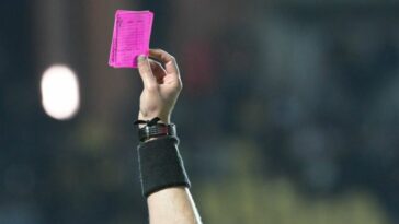 Se utilizará una tarjeta rosa para anunciar que la sustitución adicional ha sido recomendada por los médicos del equipo.