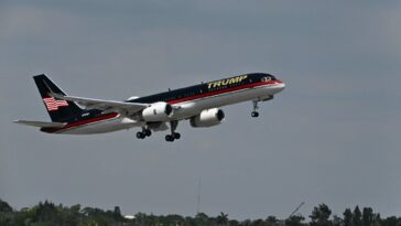 El avión de Trump chocó contra un avión estacionado después de aterrizar en Florida, dice la FAA