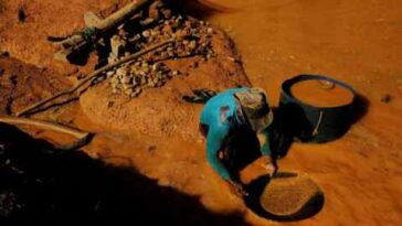 Negocio sucio: un garimpeiro (minero ilegal) utiliza una palangana y mercurio para buscar oro en tierras deforestadas en el estado de Pará