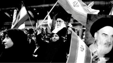 Los iraníes blanden retratos del ayatolá Ali Jamenei, al fondo, y del ex líder supremo Ruhollah Jomeini, en primer plano, en un mitin en Teherán.