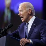 Biden no se retirará, insiste la campaña en un nuevo memorando