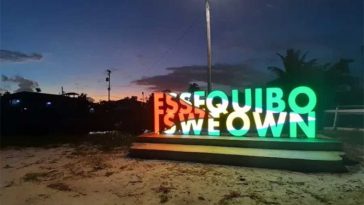 Un cartel patriótico en Guyana anuncia la región de Esequibo como propia del país. [Nazima Raghubir/Al Jazeera]