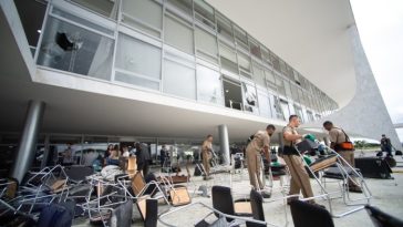 Los trabajadores limpian los escombros causados ​​por partidarios radicales del expresidente Jair Bolsonaro luego de un motín en el Palacio de Planalto el 9 de enero de 2023 en Brasilia, Brasil.