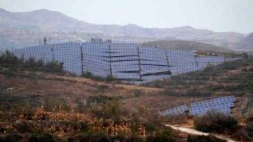 Una granja solar junto a la aldea de Donggou en la provincia de Hebei, en el norte de China