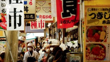 Japón planea un aumento récord del salario mínimo, informa NHK