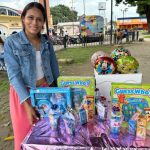 Vicmary Jaimes exhibe juguetes a la venta en Sabaneta