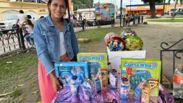 Vicmary Jaimes exhibe juguetes a la venta en Sabaneta