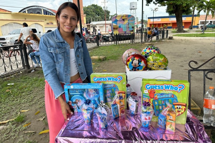 Vicmary Jaimes exhibe juguetes a la venta en Sabaneta