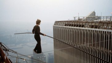 Petit en uno de los ocho cruces entre las torres del World Trade Center el 7 de agosto de 1974