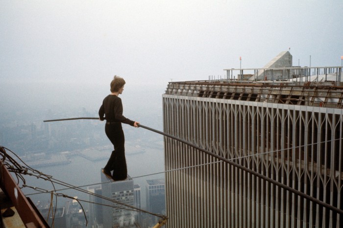 Petit en uno de los ocho cruces entre las torres del World Trade Center el 7 de agosto de 1974