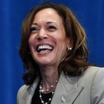 La vicepresidenta Harris obtiene el apoyo del Capitolio mientras Biden se aísla por Covid