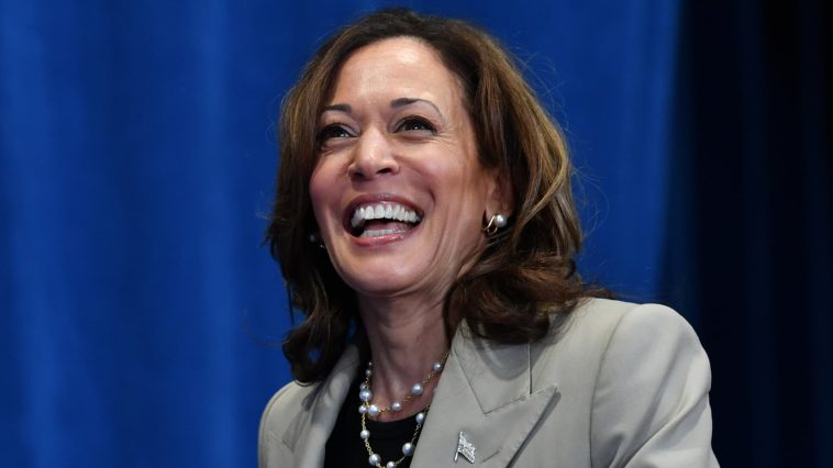 La vicepresidenta Harris obtiene el apoyo del Capitolio mientras Biden se aísla por Covid