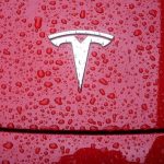 Las acciones de Tesla podrían oscilar un 10% en cualquier dirección después de las ganancias, según muestran las opciones