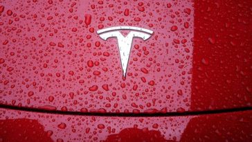 Las acciones de Tesla podrían oscilar un 10% en cualquier dirección después de las ganancias, según muestran las opciones