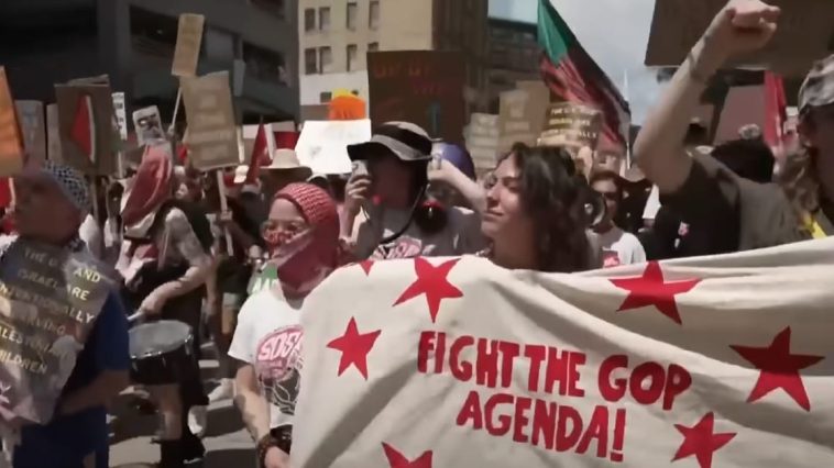 Los manifestantes en la Convención Nacional Republicana ignoran el llamado a la calma del presidente Biden. Descubra los últimos acontecimientos y reacciones.