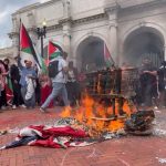 Polémica protesta: partidarios de Palestina sustituyen banderas estadounidenses