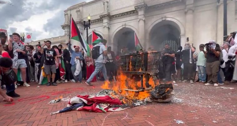 Polémica protesta: partidarios de Palestina sustituyen banderas estadounidenses