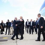 El primer ministro israelí, Benjamin Netanyahu, a la izquierda, saluda al presidente Joe Biden a su llegada al aeropuerto Ben Gurion de Tel Aviv el 18 de octubre de 2023