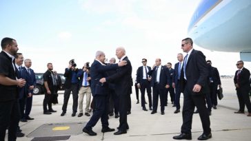 El primer ministro israelí, Benjamin Netanyahu, a la izquierda, saluda al presidente Joe Biden a su llegada al aeropuerto Ben Gurion de Tel Aviv el 18 de octubre de 2023