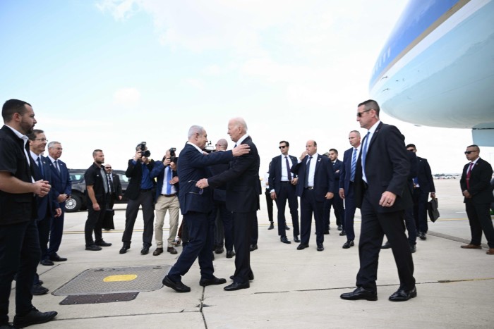 El primer ministro israelí, Benjamin Netanyahu, a la izquierda, saluda al presidente Joe Biden a su llegada al aeropuerto Ben Gurion de Tel Aviv el 18 de octubre de 2023