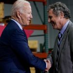 Sherrod Brown insta a Biden a abandonar la carrera contra Trump y se une a otros demócratas