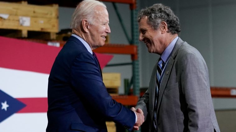 Sherrod Brown insta a Biden a abandonar la carrera contra Trump y se une a otros demócratas