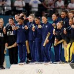 Gimnastas de Italia, Estados Unidos y Brasil celebran tras concluir la final por equipos en París, Francia