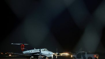 Un pequeño avión en un aeropuerto de Santa Teresa, Nuevo México,