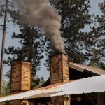 El humo sale del horno de leña operado por The Clay Studio de Missoula, Montana