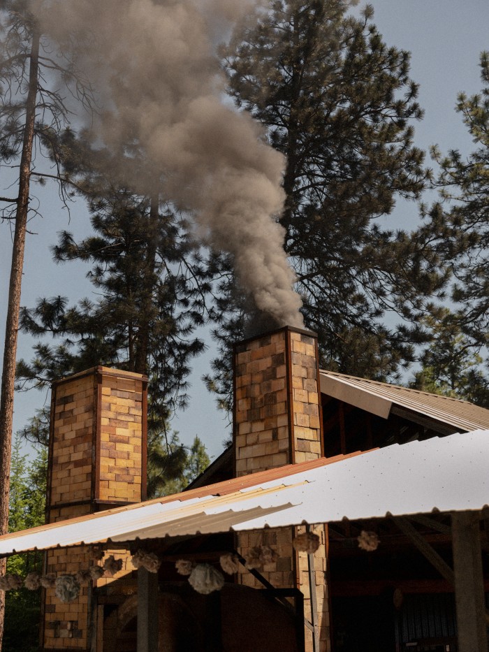 El humo sale del horno de leña operado por The Clay Studio de Missoula, Montana