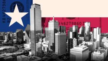 Montaje de un recorte del horizonte de Dallas con la bandera de la estrella solitaria de Texas como fondo