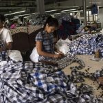 Comentario: La erosión de los salarios en Myanmar alimenta el debate sobre si las marcas de ropa deberían “quedarse o irse”