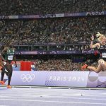 La británica Keely Hodgkinson cruza la línea de meta y gana la final femenina de 800 metros en los Juegos Olímpicos de París 2024