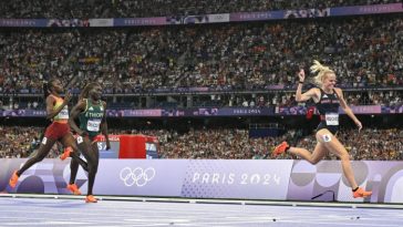 La británica Keely Hodgkinson cruza la línea de meta y gana la final femenina de 800 metros en los Juegos Olímpicos de París 2024