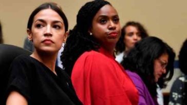 Miembros del escuadrón Alexandria Ocasio-Cortez, izquierda, Ayanna Pressley, centro, y Rashida Tlaib