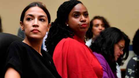 Miembros del escuadrón Alexandria Ocasio-Cortez, izquierda, Ayanna Pressley, centro, y Rashida Tlaib