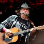 Después de demandar a Trump, Neil Young le dio permiso a Tim Walz para usar Rockin' In The Free World