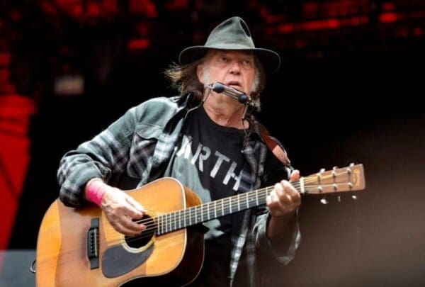 Después de demandar a Trump, Neil Young le dio permiso a Tim Walz para usar Rockin' In The Free World