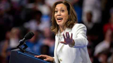 Kamala Harris habla en un mitin de campaña en Savannah, Georgia, el jueves 29 de agosto de 2024. Lleva un traje blanco y gesticula con una mano mientras está de pie detrás de un podio con micrófonos.