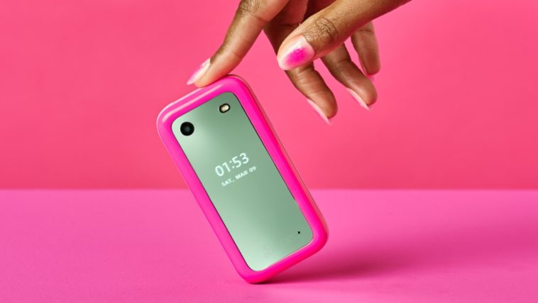 El fabricante de teléfonos Nokia, HMD, lanza el teléfono Barbie en asociación con Mattel