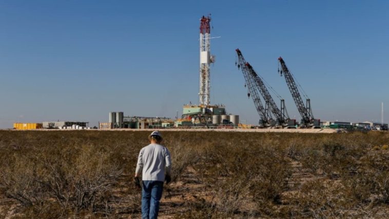 El petróleo se encamina a una ganancia semanal del 3% por las crecientes tensiones en Oriente Medio y las mejores perspectivas para EE.UU.