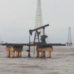 El petróleo se fortalece ante caída estimada de inventarios de crudo en EE.UU.