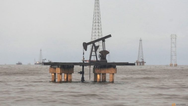 El petróleo se fortalece ante caída estimada de inventarios de crudo en EE.UU.