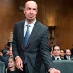 Eugene Scalia, candidato a Secretario de Trabajo, se acerca a la mesa de testigos para testificar ante el Comité Senatorial de Salud, Educación, Trabajo y Pensiones durante su audiencia de nominación en el Capitolio, Washington, DC.