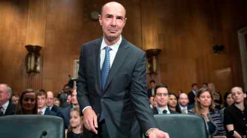 Eugene Scalia, candidato a Secretario de Trabajo, se acerca a la mesa de testigos para testificar ante el Comité Senatorial de Salud, Educación, Trabajo y Pensiones durante su audiencia de nominación en el Capitolio, Washington, DC.