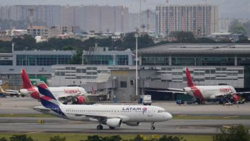 Las aerolíneas que pueden volar según lo programado han aumentado el precio de sus billetes en un 50%