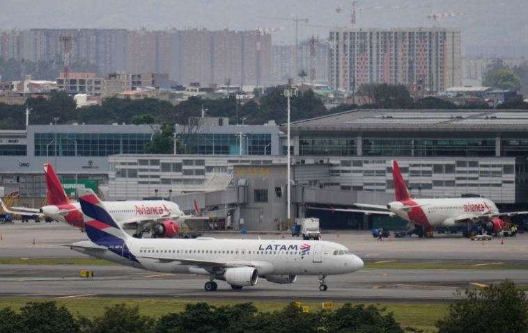 Las aerolíneas que pueden volar según lo programado han aumentado el precio de sus billetes en un 50%